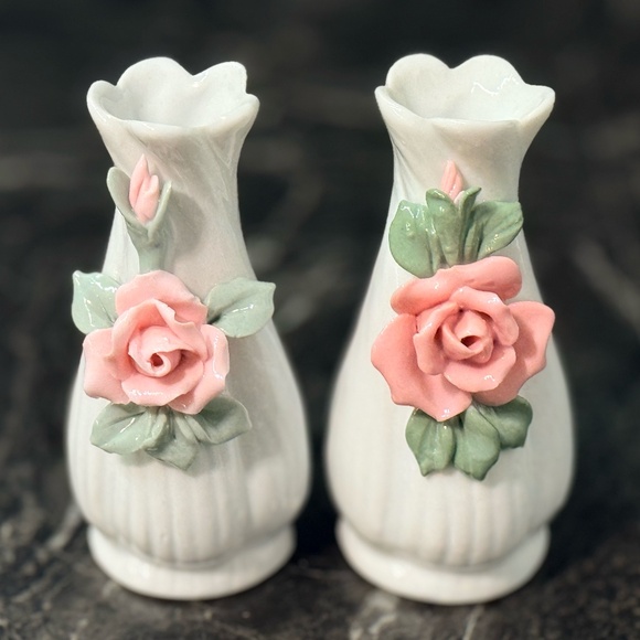 Small Vases (2) with Pink Roses - Picture 1 of 12
